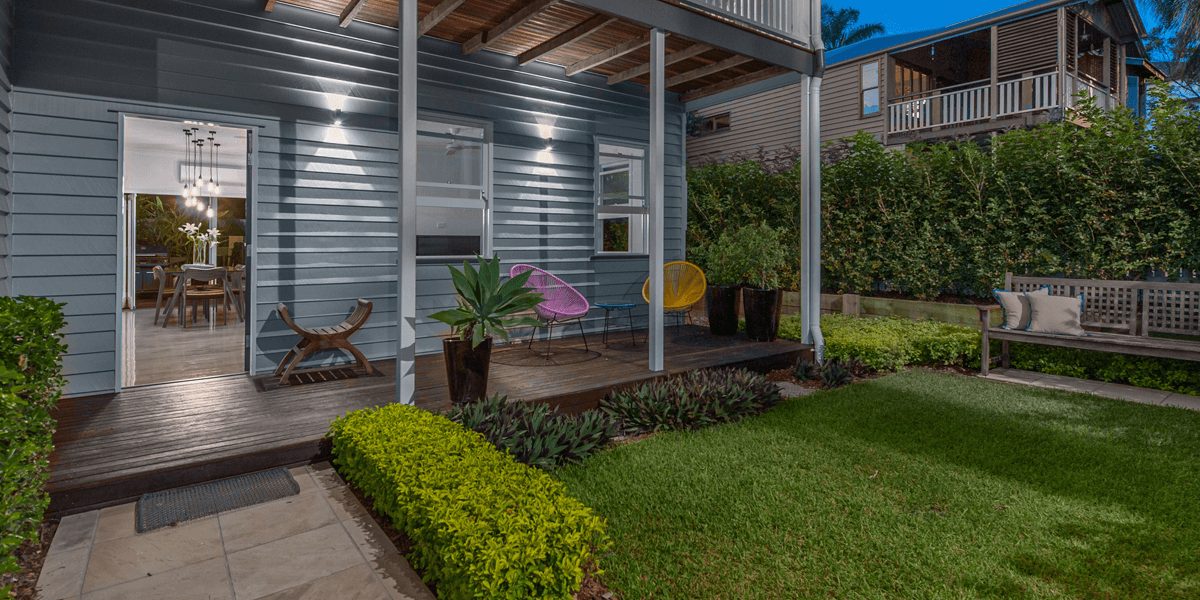 Built-in lower level opening onto a deck and lawn in Greenslopes